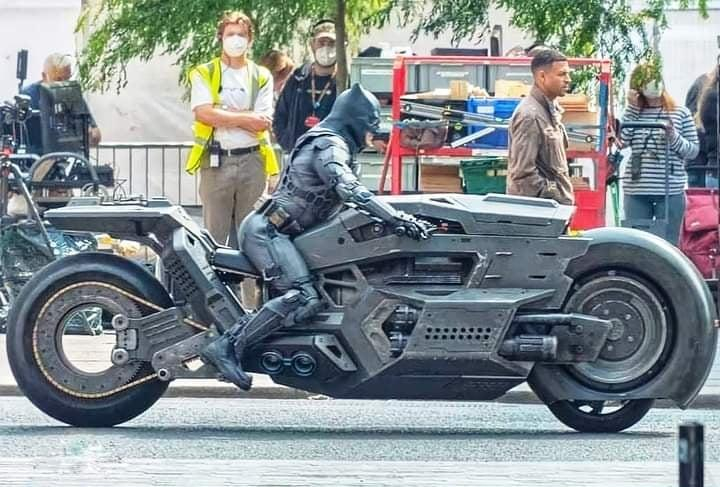 Batman Bakal Menggunakan Motor Baru di Film Flash, Apa Istimewanya?